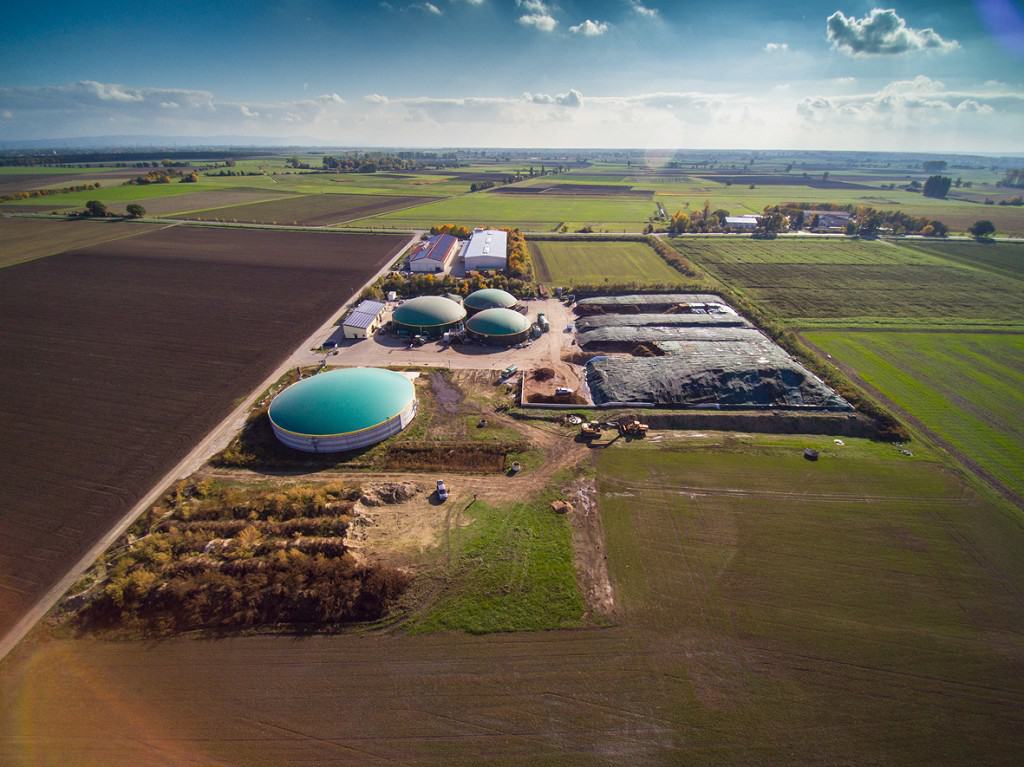 Luftbild der Trocknungsanlage für Kräuter im Biogaskraftwerk