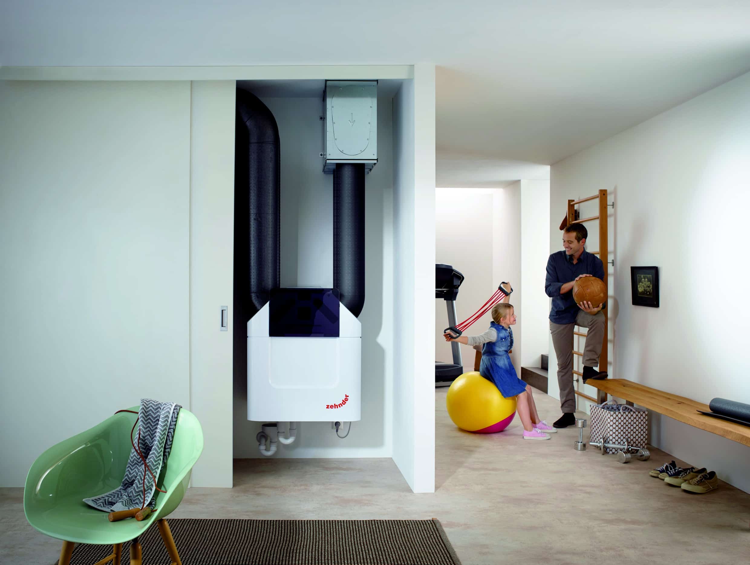 Zentrale Wohnraumlüftungsanlage mit Luftkanälen und Lüftungsgerät in einem Technikschrank, installiert im Wohnbereich eines Einfamilienhauses