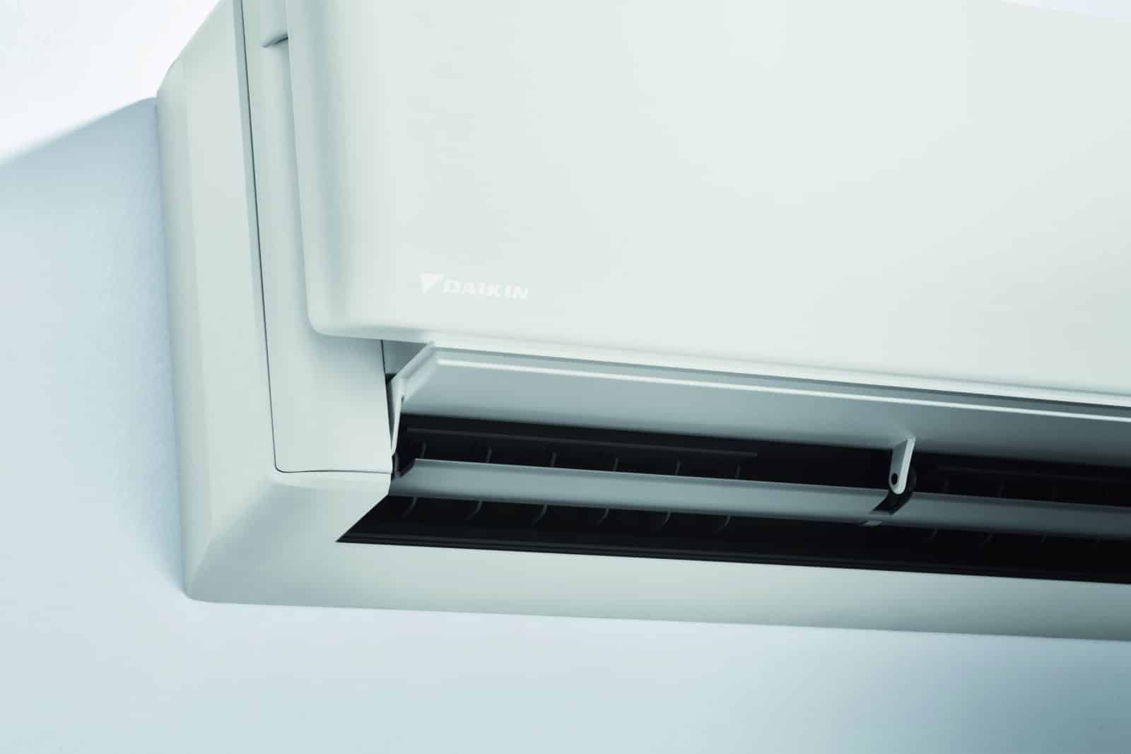 Detailansicht einer wandmontierten Split-Klimaanlage mit geöffnetem Luftauslass zur gleichmäßigen Raumkühlung