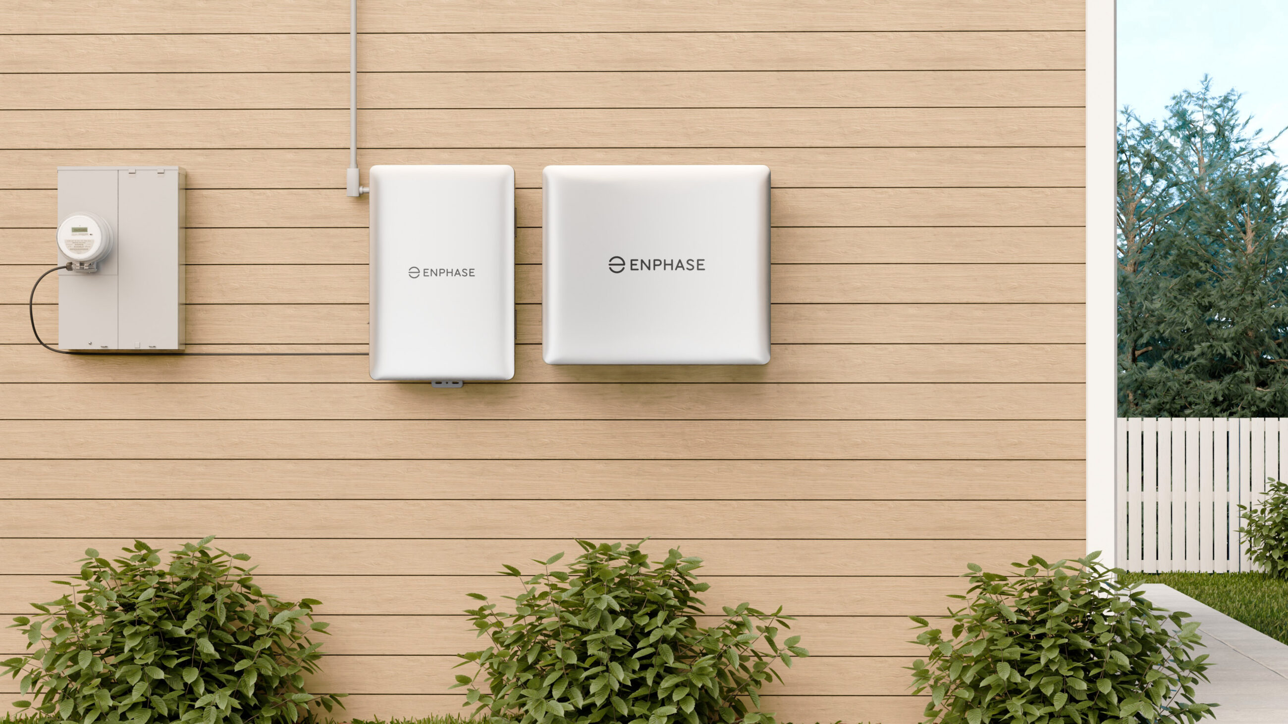 Außenwand eines Wohnhauses mit installiertem Energiemanagement- und Batteriespeichersystem neben Stromzähler; moderne Lösung zur Steuerung von Photovoltaik, Stromspeicherung und Eigenverbrauch.