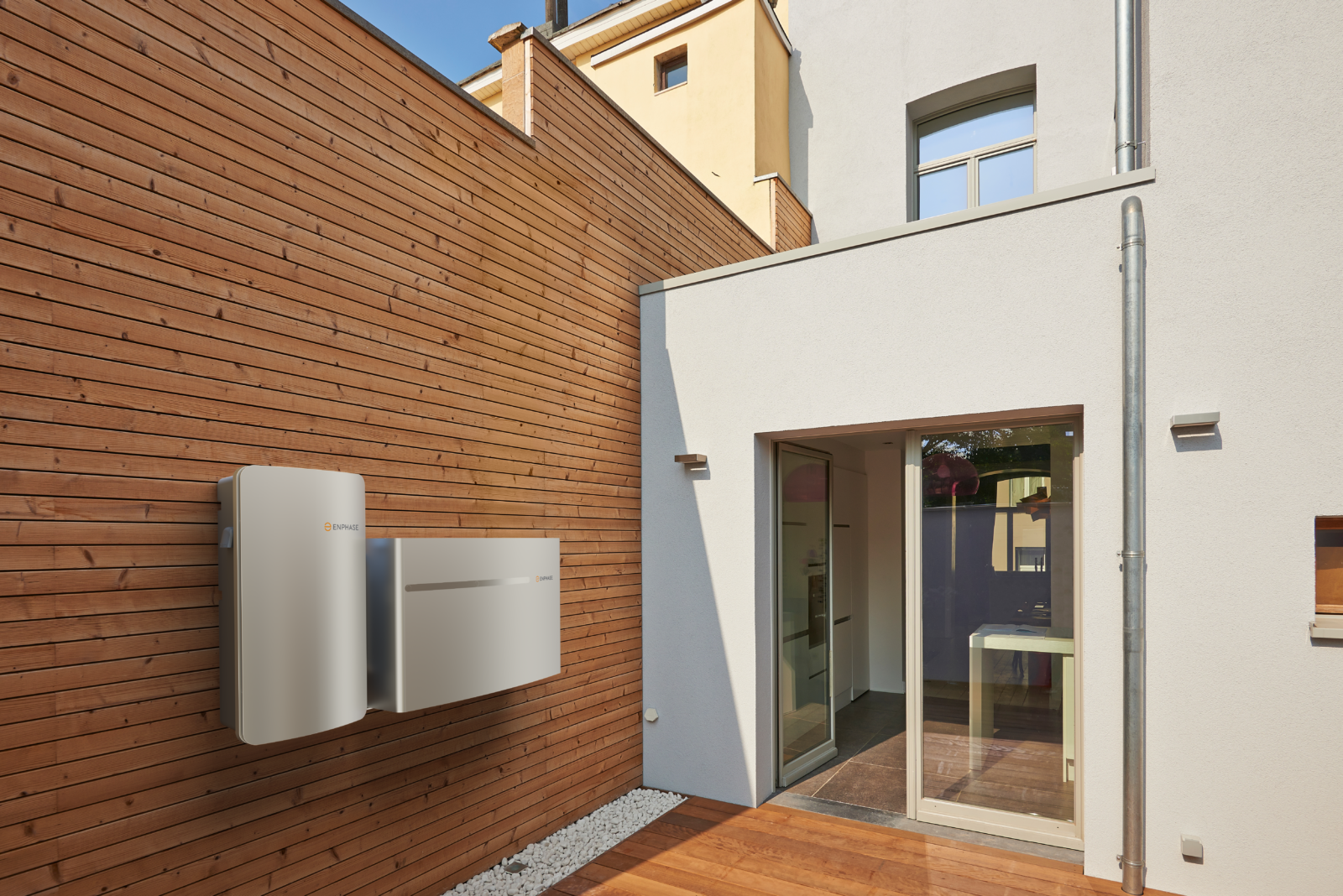 Wandmontierter Lithium-Batteriespeicher mit separater Netz- und Energiemanagementeinheit zur Steuerung von Photovoltaikanlage, Speicher und Ersatzstrombetrieb