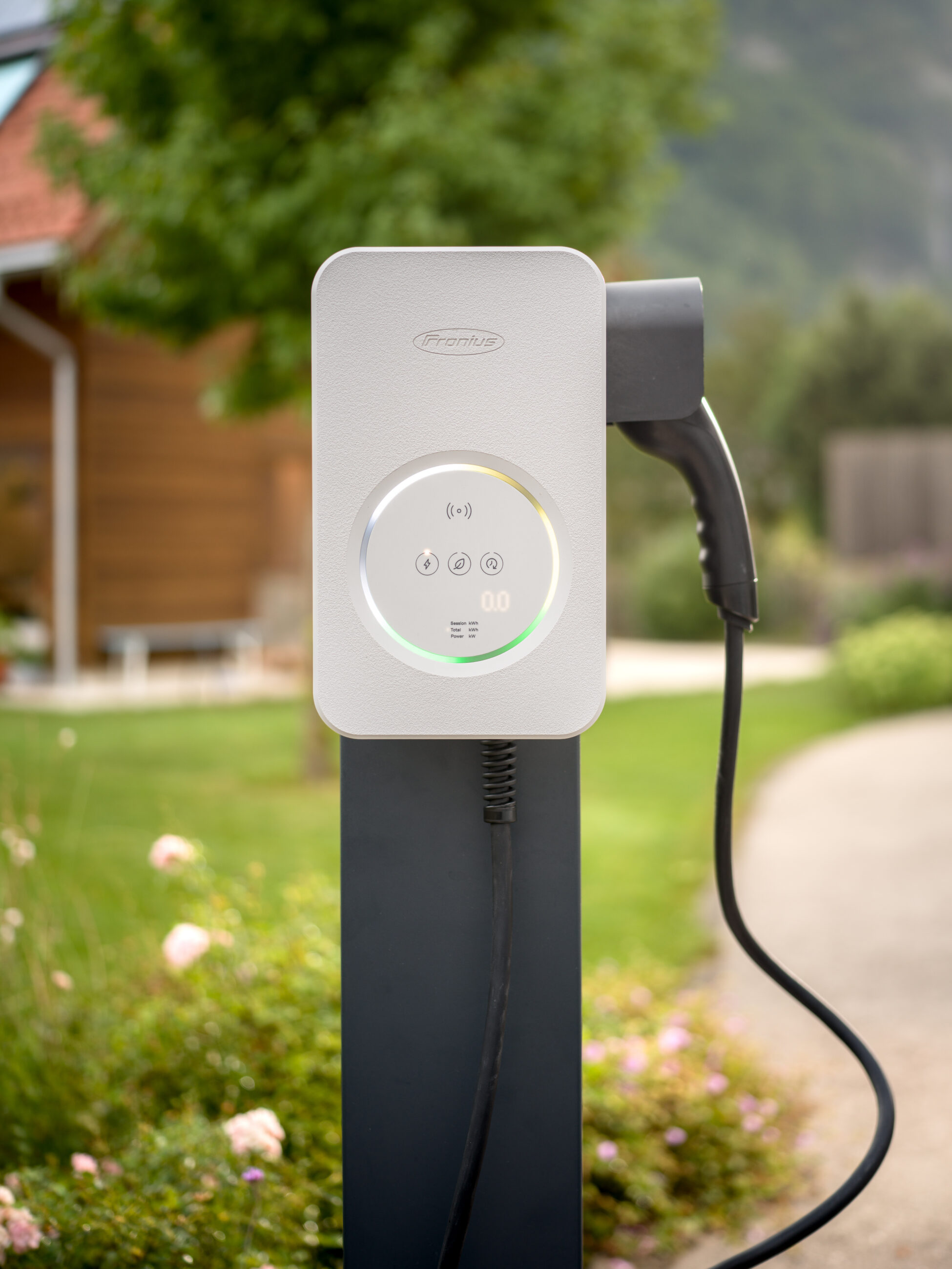 Wallbox-Ladestation für Elektroautos im Garten eines Wohnhauses; Ladepunkt zum sicheren und komfortablen Laden eines E-Autos am eigenen Zuhause.