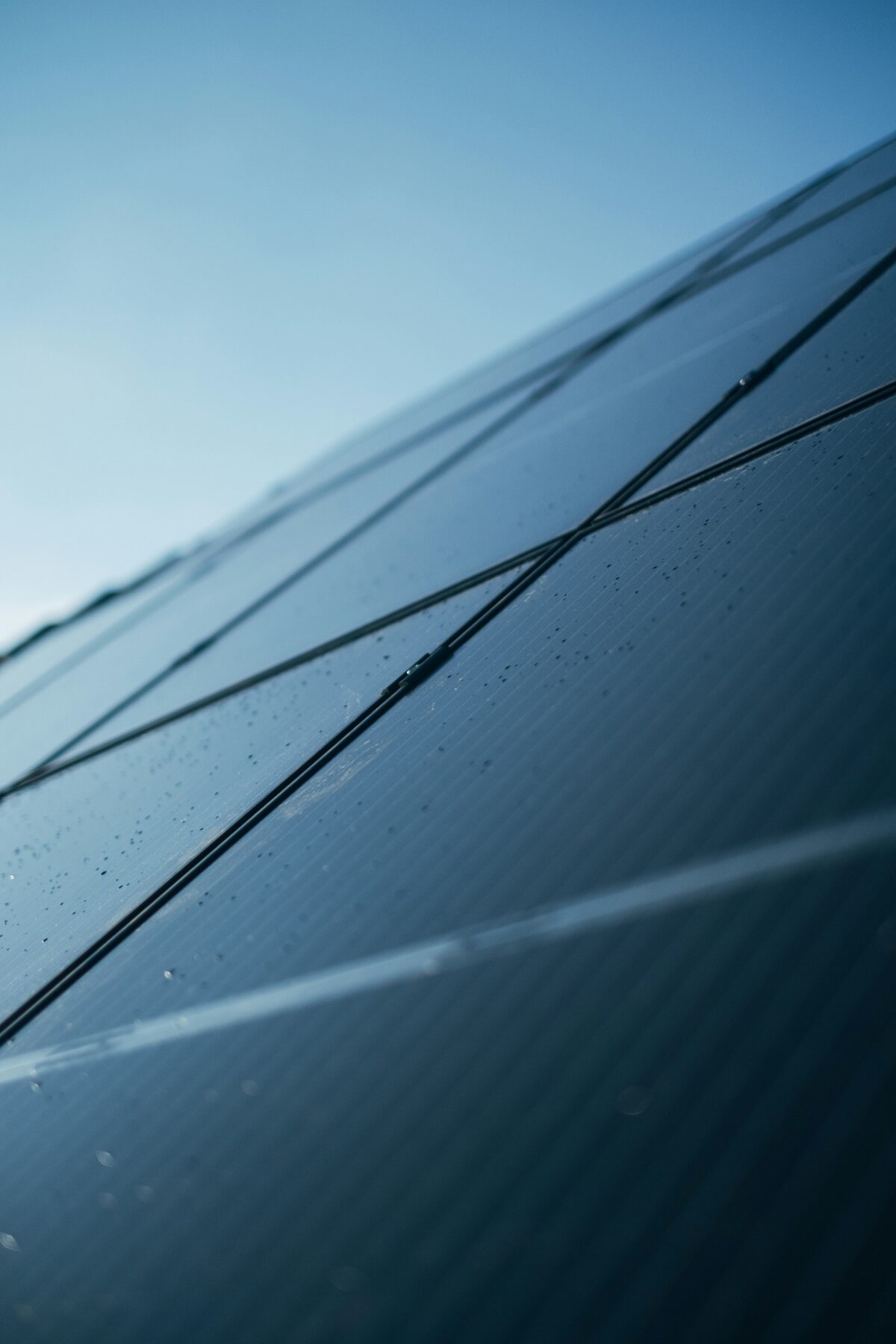 Aufnahme von Photovoltaikmodulen auf einem Einfamilienhaus.