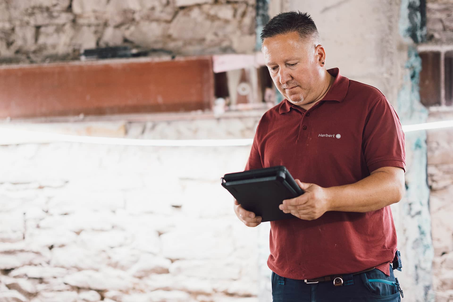 Servicetechniker mit Tablet bei der Anlagendokumentation.