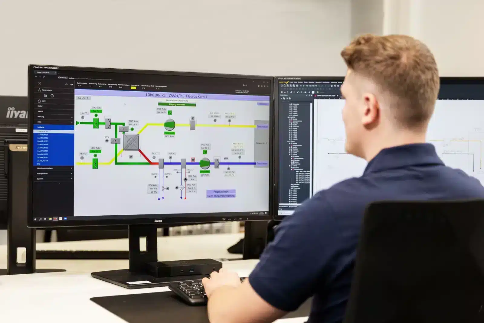 Arbeitsplatz mit MSR-Visualisierung einer Lüftungsanlage auf dem Monitor