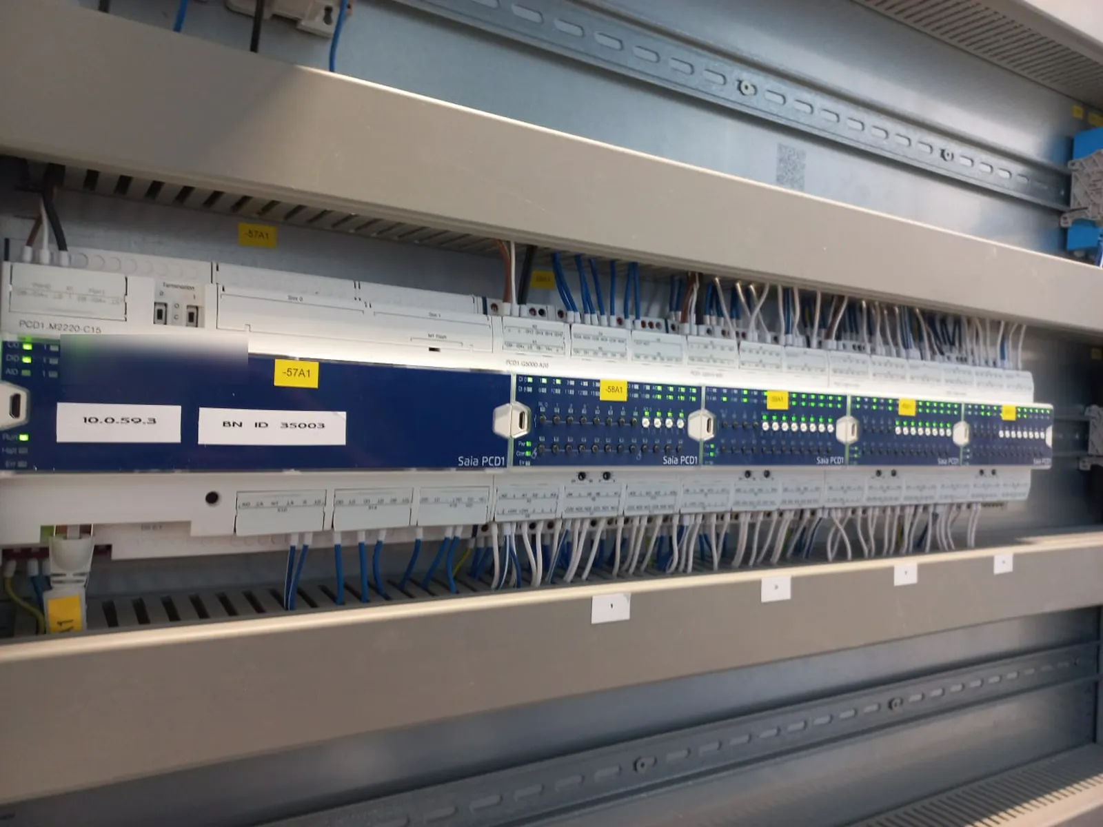 Controller der Gebäudeautomation für die technische Regelung der Schulerweiterung in Mainz