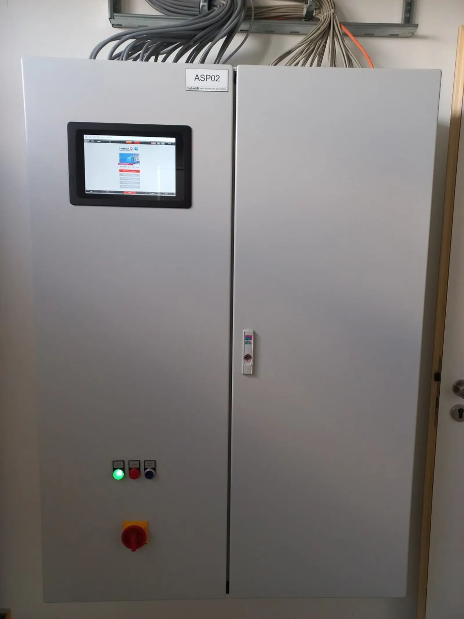 Schaltschrank der Gebäudeautomation mit Touchpanel zur Visualisierung der Gebäudetechnik
