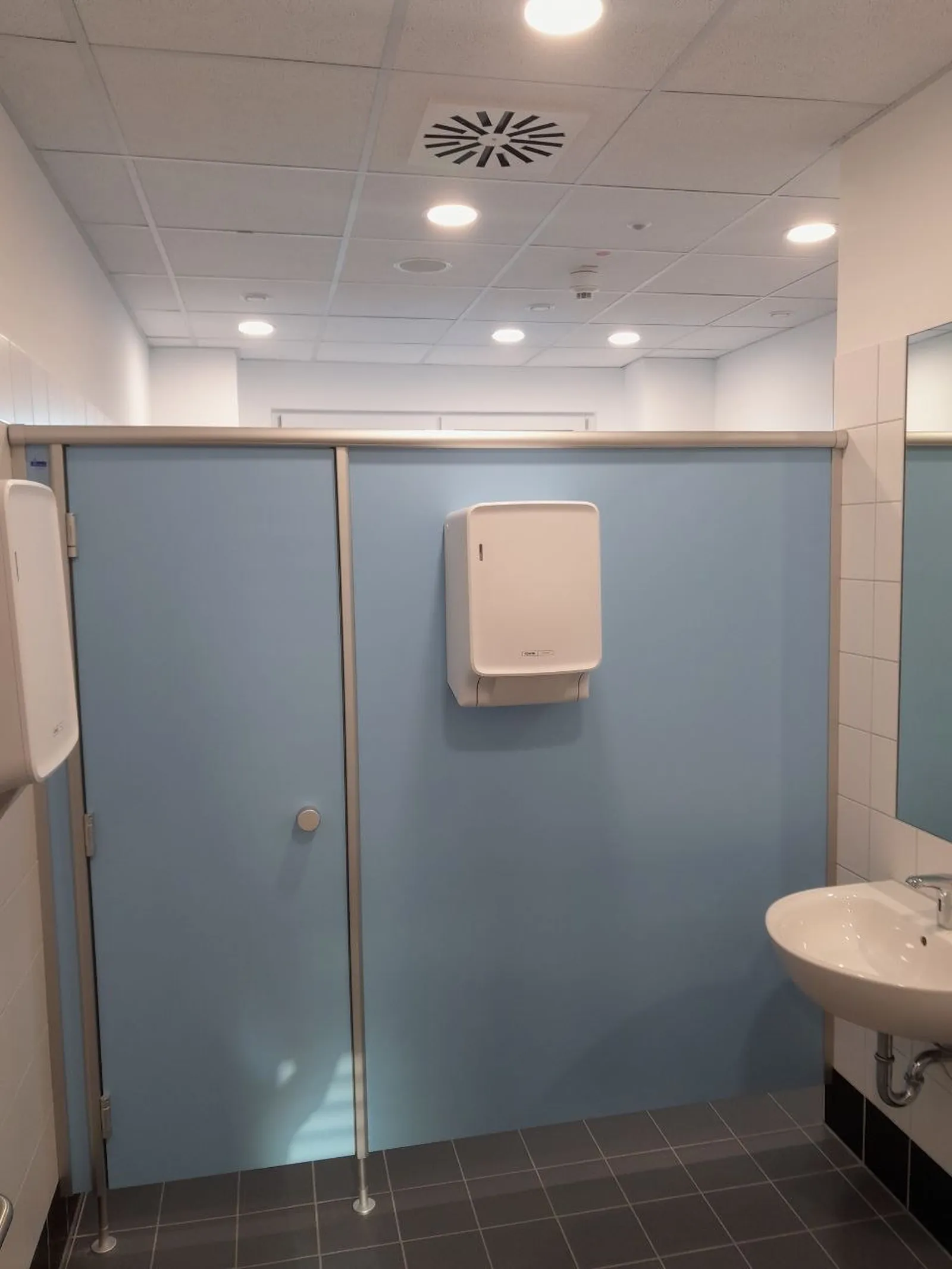 Sanitärbereich im Erweiterungsbau der Schule in Mainz