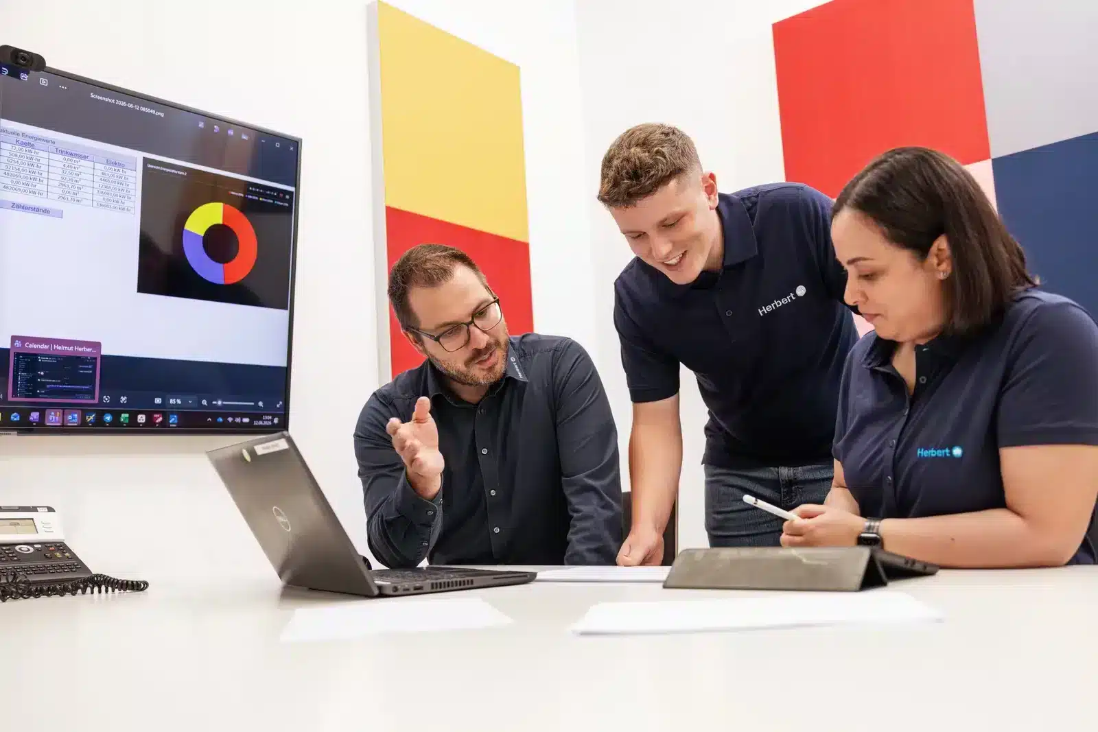 Team der Gebäudeautomation bespricht Energiedaten und technische Auswertungen